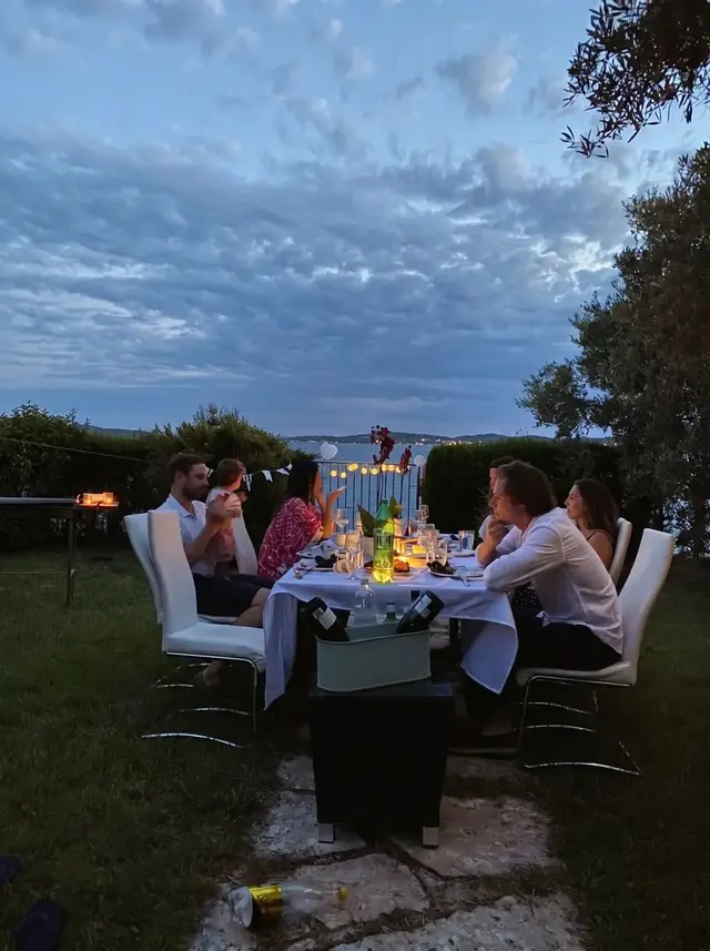 Abendessen im Garten mit Blick zur Bucht