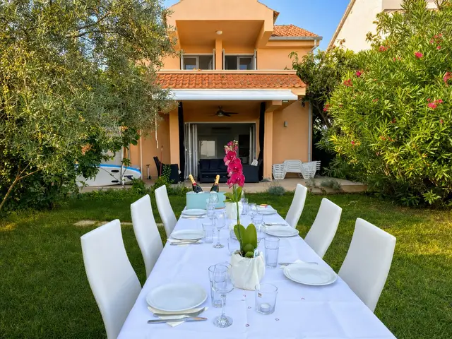 Gedeckter Tisch zum Abendessen im Garten am Meer