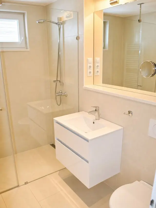 Modernes Bad mit großer Walk-in-Dusche
