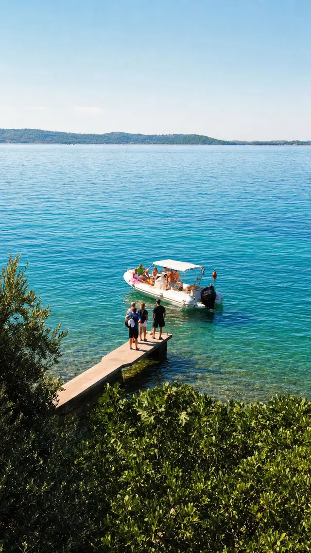 Boot vor Anker in der Bucht von Bibinje