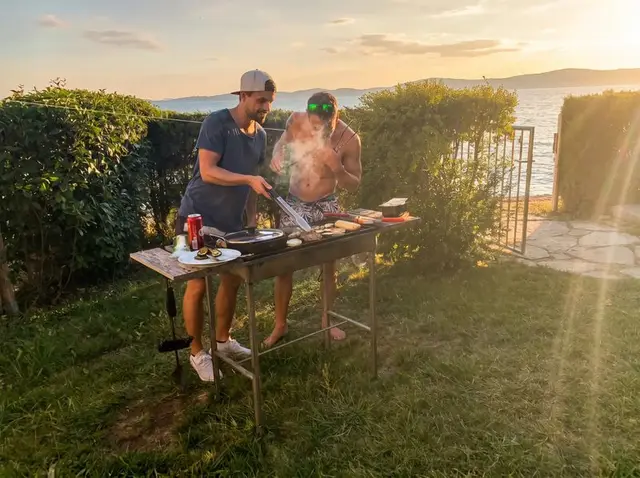 Grillen im Garten bei Sonnenuntergang