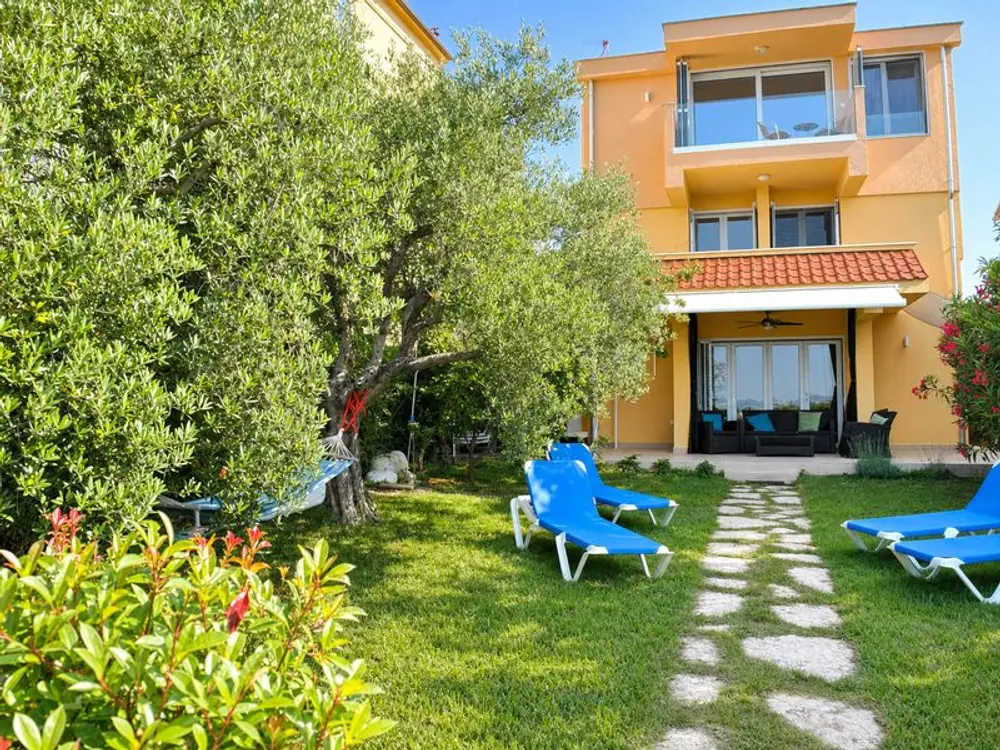 Haus und Garten direkt an der Wasserlinie