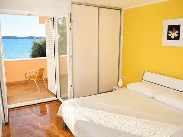 Ruhiges Schlafzimmer mit klarer Aufteilung
