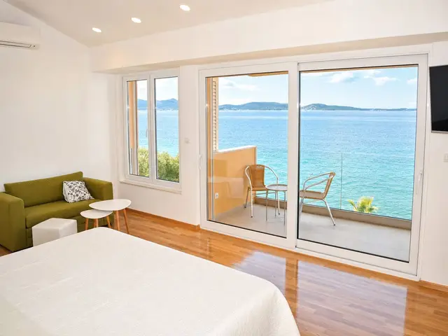 Helles Schlafzimmer mit Meerblick im Ferienhaus bei Zadar
