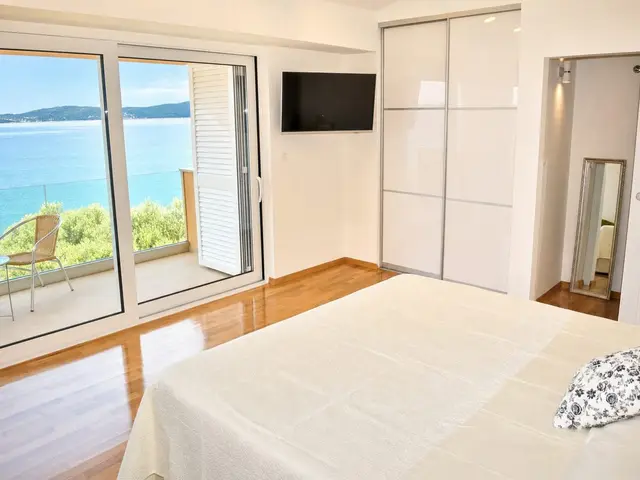 Modern renoviertes Schlafzimmer des kernsanierten Hauses