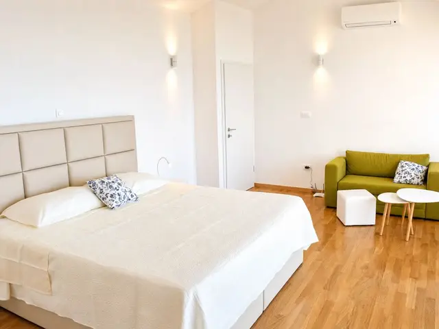 Split-Level-Schlafzimmer im Obergeschoss mit zwei Betten