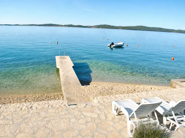 Blick über den Steg auf die Bucht von Bibinje