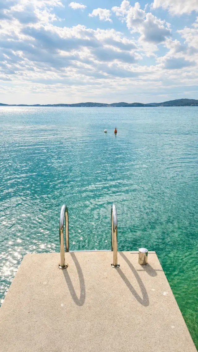 Steg und klares Wasser direkt vor dem Haus