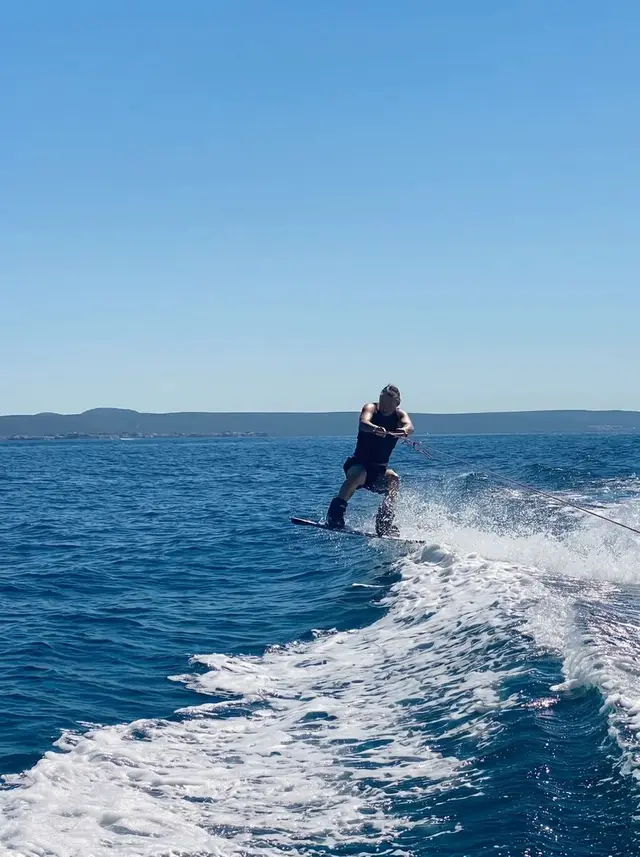 Wakeboarding und Bootstage auf dem Wasser